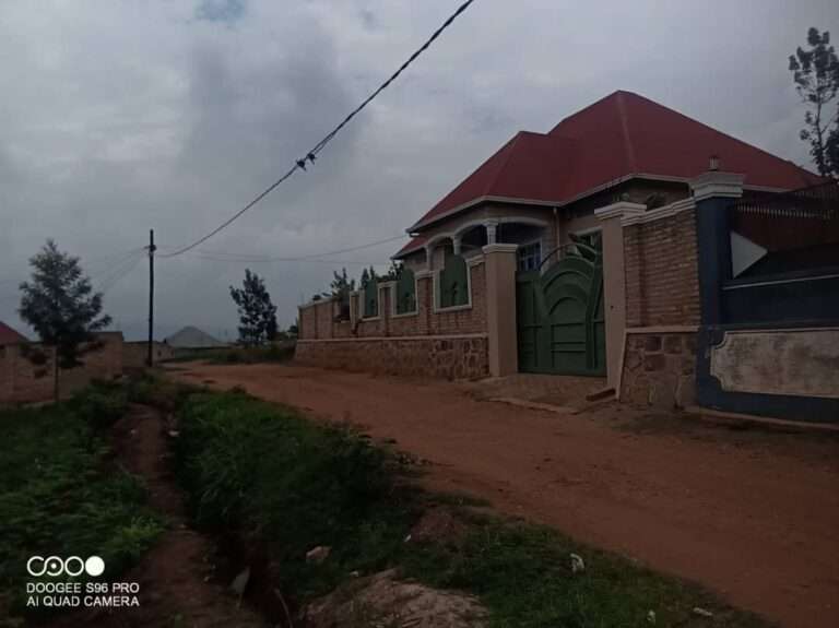Inzu igurishwa i Ruyenzi/Gihara, ifite ibyumba 4, Douche & Toilette 2, na parking y’imodoka 3.